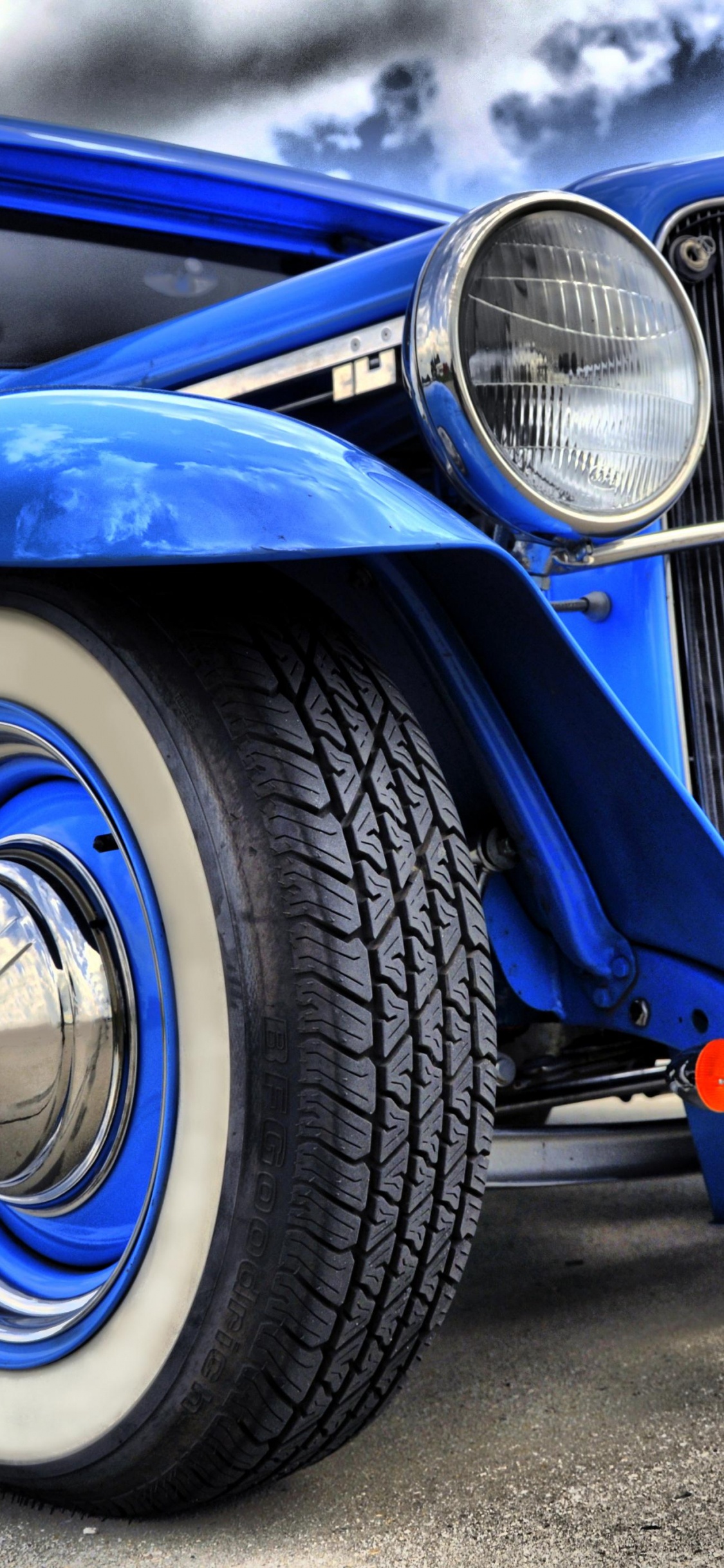 Voiture Bleue et Argentée Sur Route Goudronnée Grise Pendant la Journée. Wallpaper in 1125x2436 Resolution