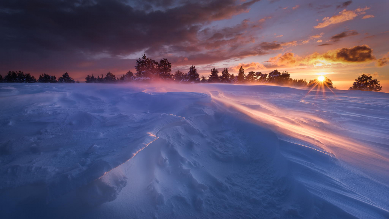 Nuages Blancs Sur le Champ Couvert de Neige. Wallpaper in 1280x720 Resolution