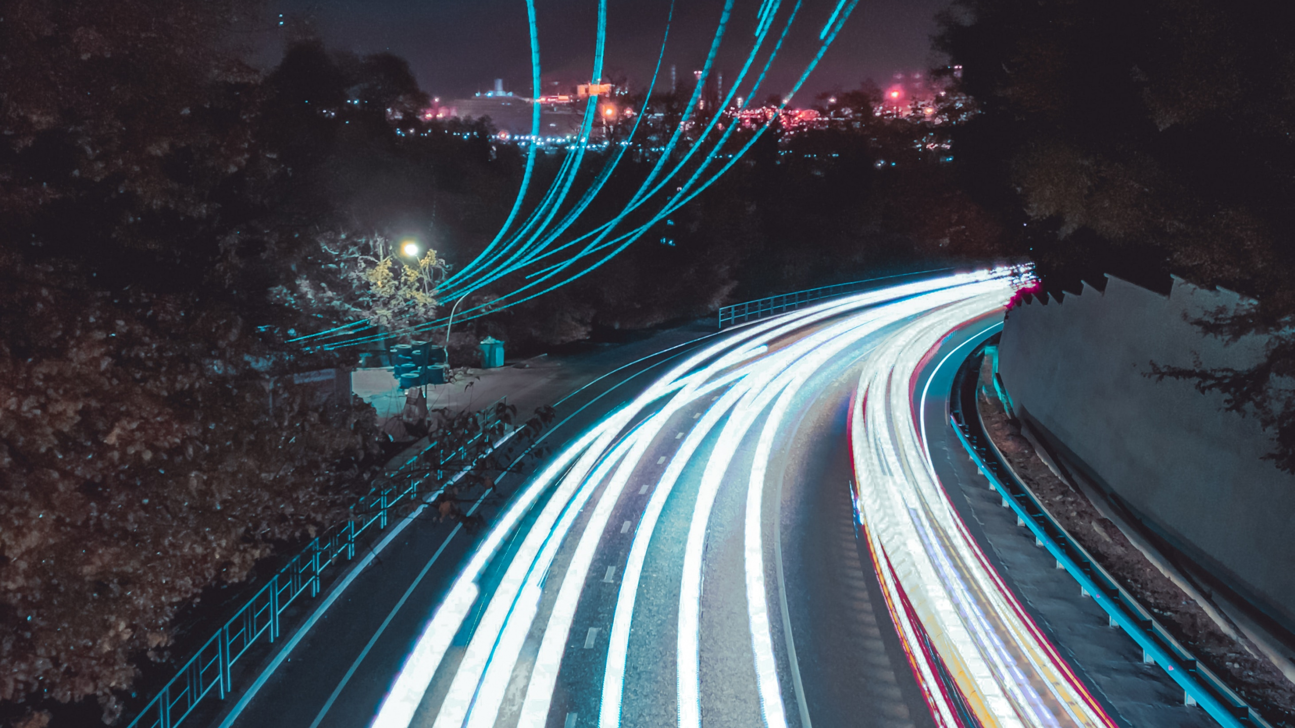 Photographie en Accéléré de Voitures Sur la Route Pendant la Nuit. Wallpaper in 2560x1440 Resolution