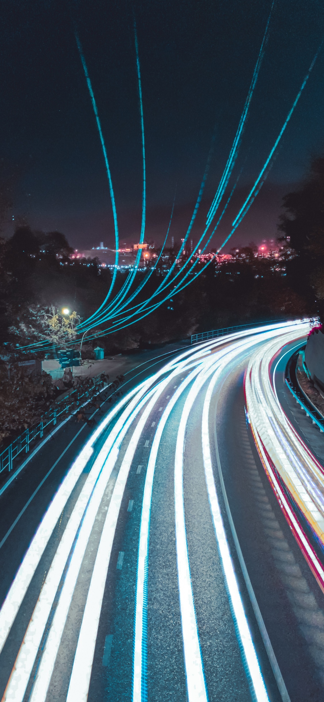 Zeitrafferaufnahmen Von Autos Auf Der Straße Während Der Nachtzeit. Wallpaper in 1125x2436 Resolution