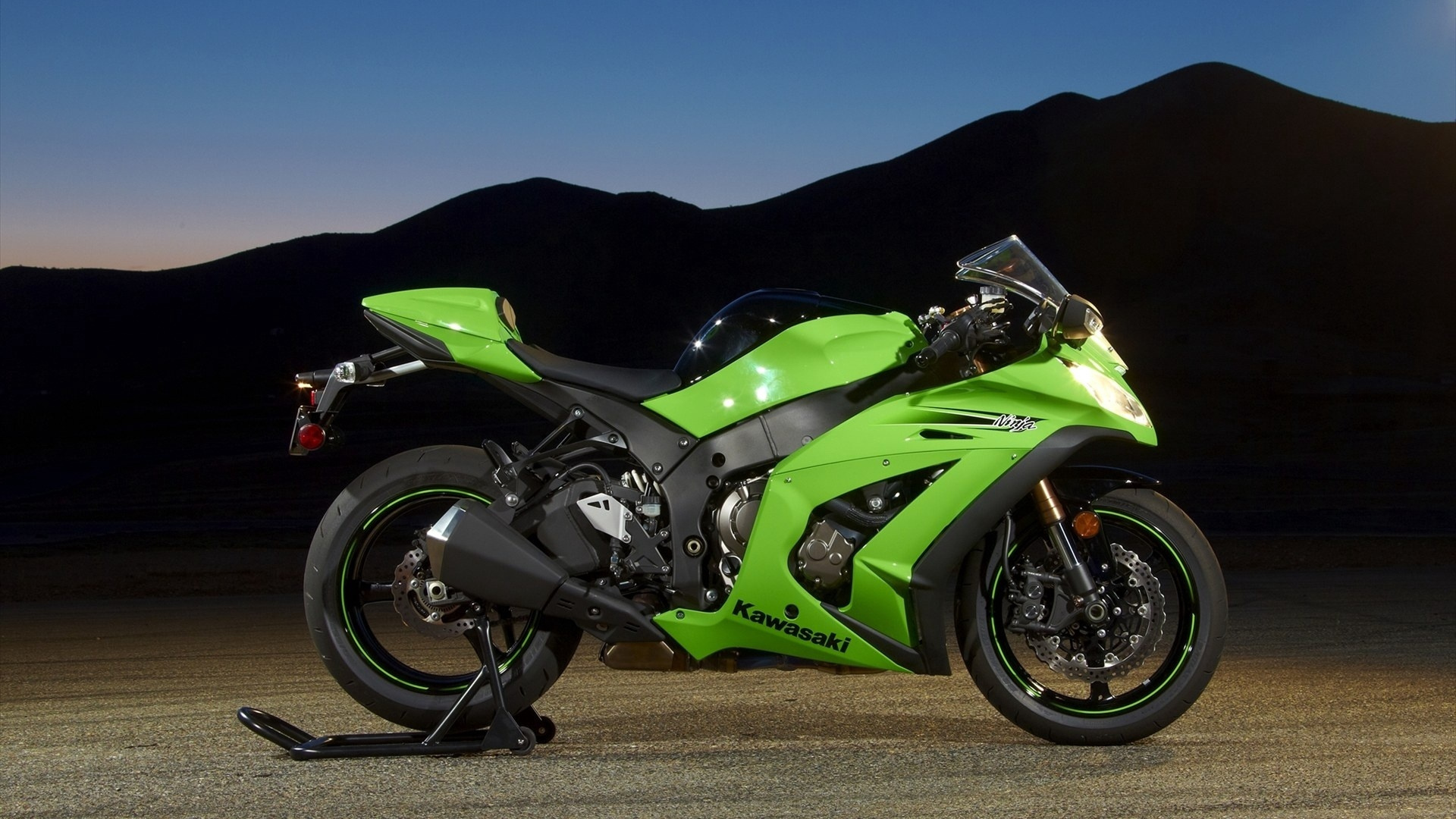 Green and Black Sports Bike. Wallpaper in 1920x1080 Resolution