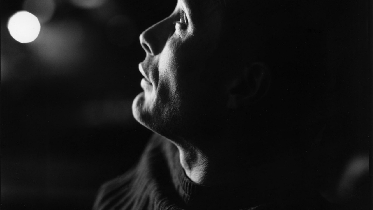 Photo en Niveaux de Gris D'un Homme Souriant. Wallpaper in 1280x720 Resolution