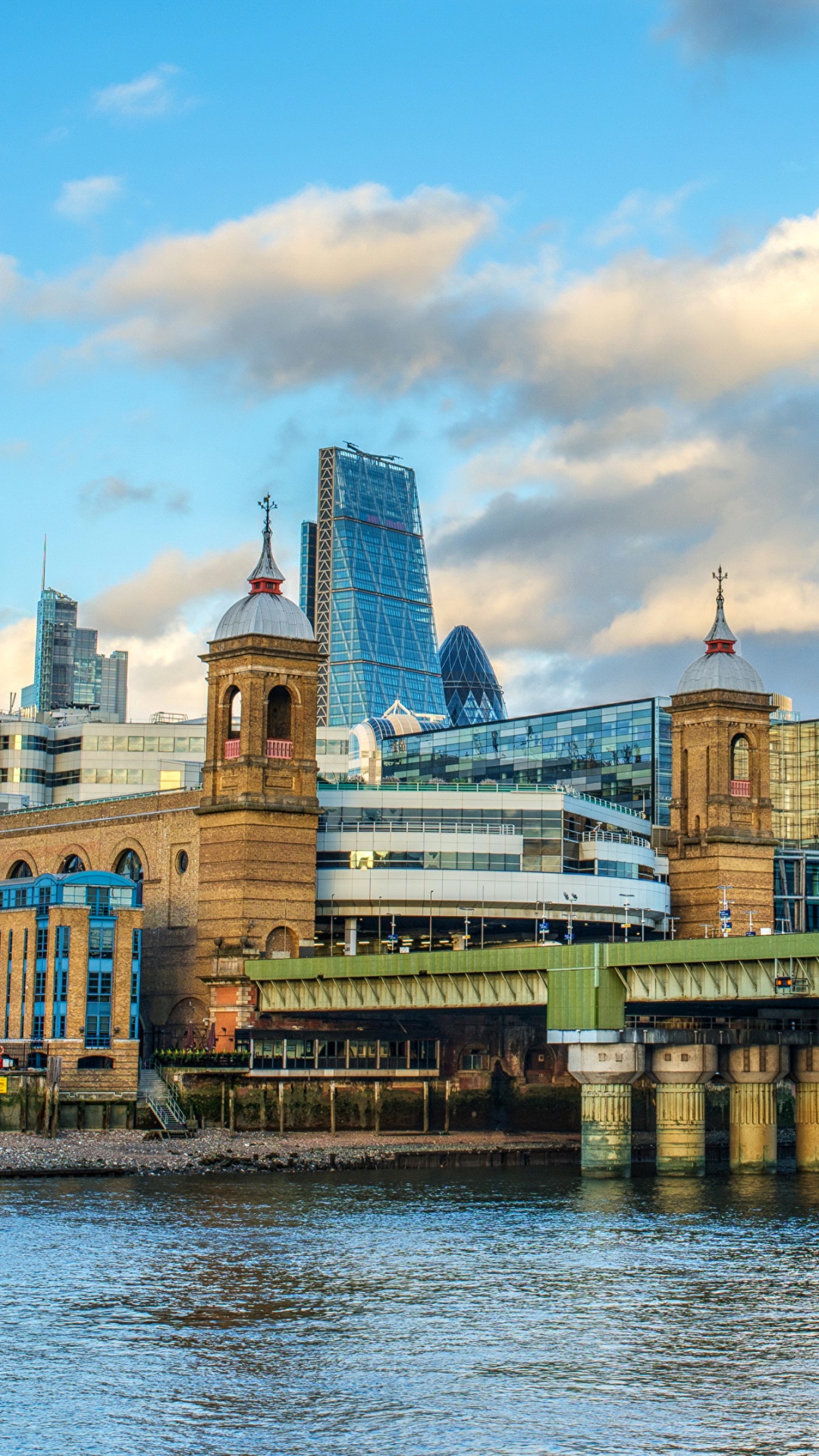 Braunes Betongebäude in Der Nähe Eines Gewässers Tagsüber. Wallpaper in 1080x1920 Resolution