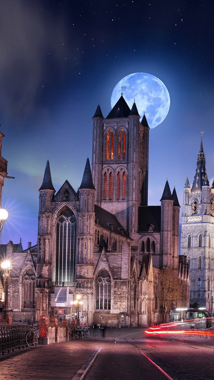 Voitures Garées Devant un Bâtiment en Béton Brun Pendant la Nuit. Wallpaper in 750x1334 Resolution