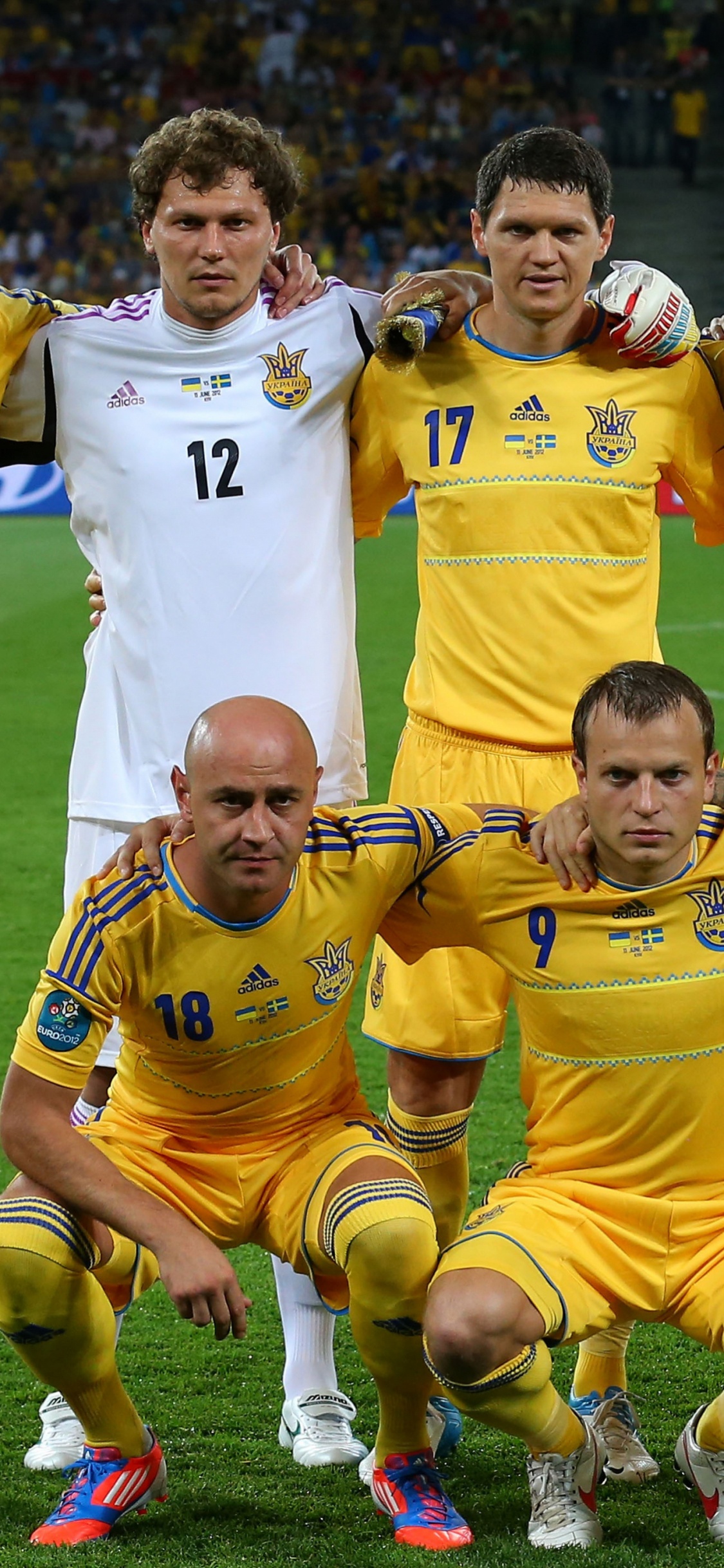 Groupe D'enfants en Maillot de Football Jaune. Wallpaper in 1125x2436 Resolution