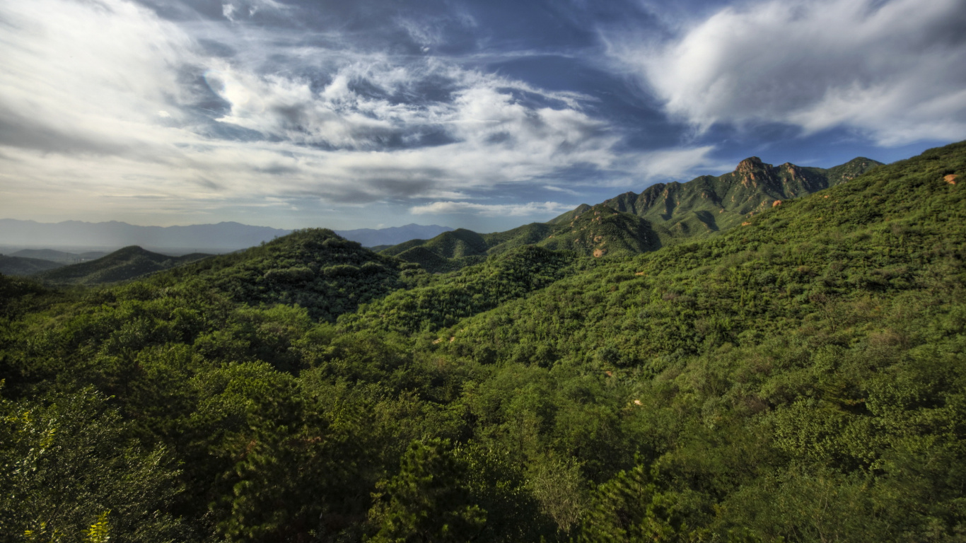 Grüne Bäume Auf Dem Berg Unter Weißen Wolken Und Blauem Himmel Tagsüber. Wallpaper in 1366x768 Resolution
