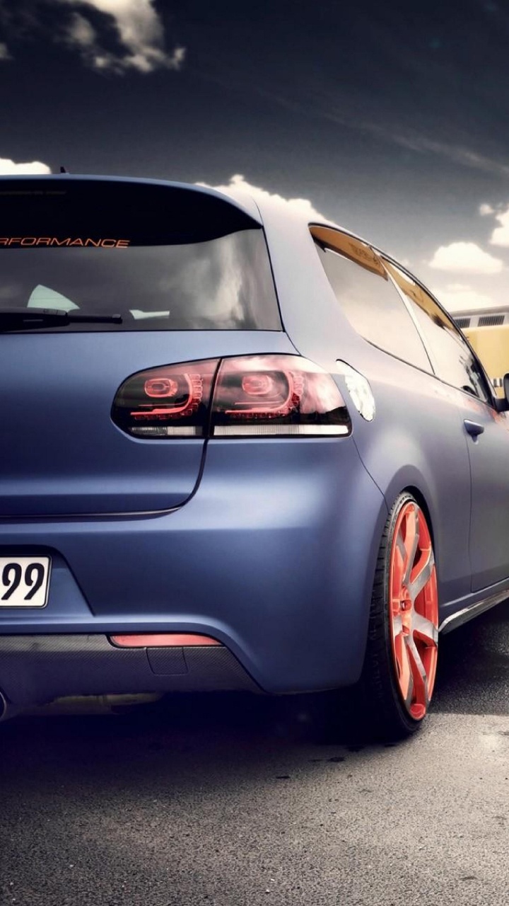 Voiture Rouge Sur Route Pendant la Journée. Wallpaper in 720x1280 Resolution