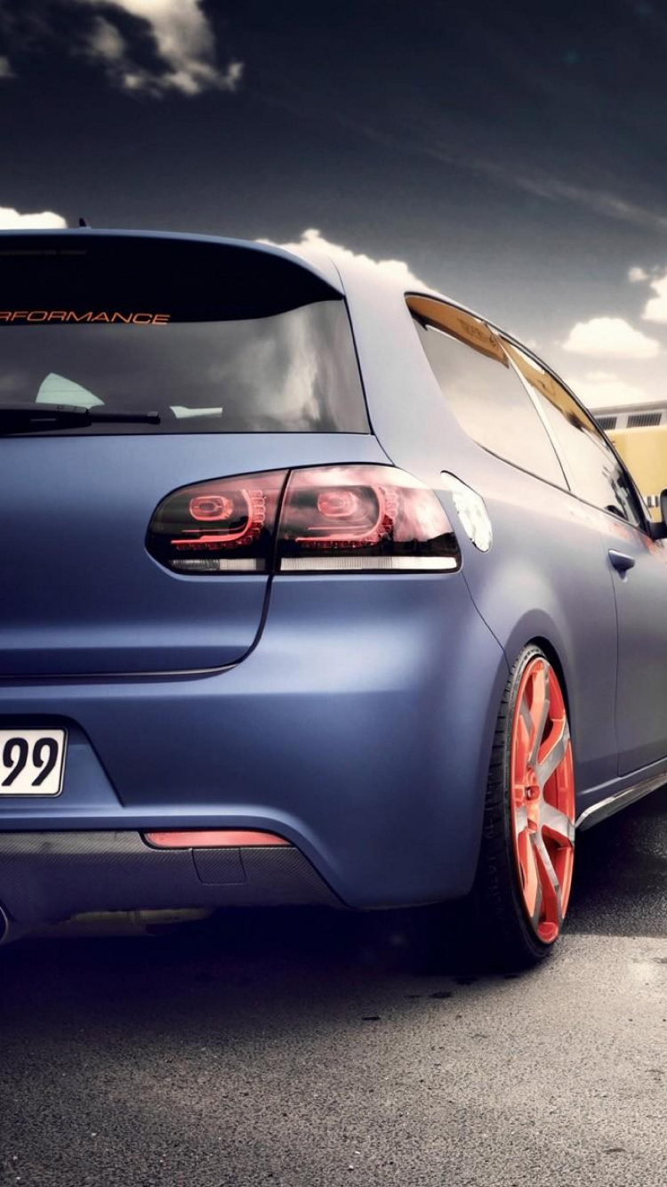 Voiture Rouge Sur Route Pendant la Journée. Wallpaper in 750x1334 Resolution