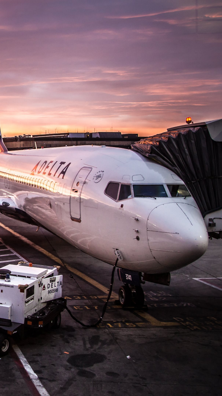 Avion de Ligne Blanc Sur L'aéroport Pendant le Coucher du Soleil. Wallpaper in 750x1334 Resolution