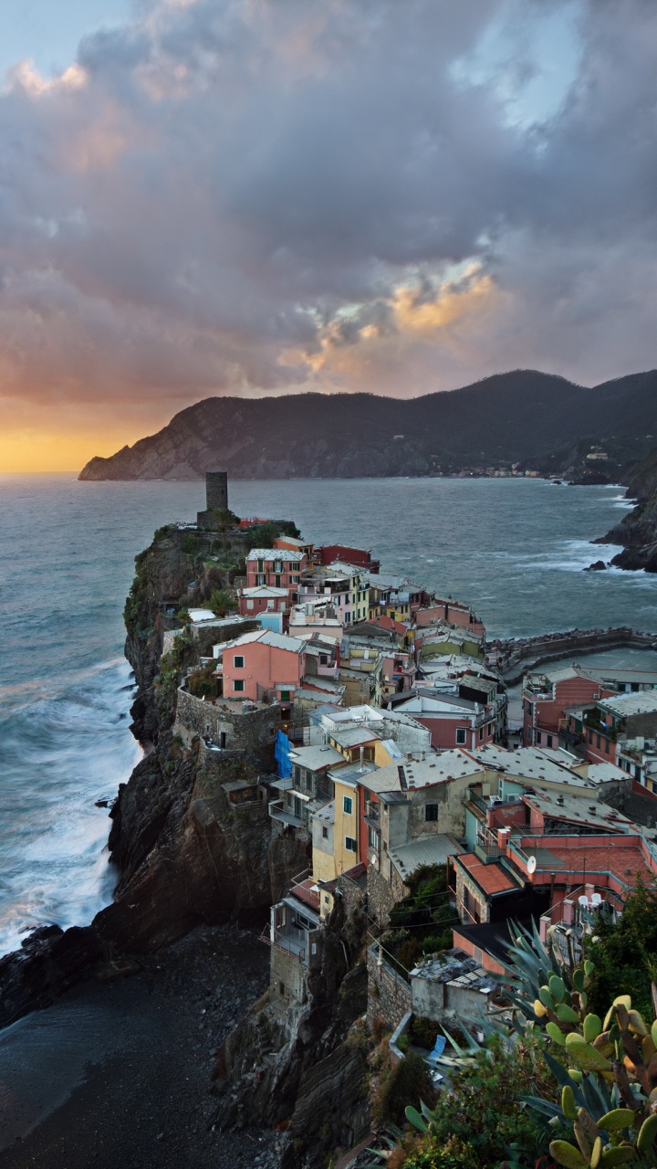 Houses on Cliff Near Sea During Sunset. Wallpaper in 720x1280 Resolution