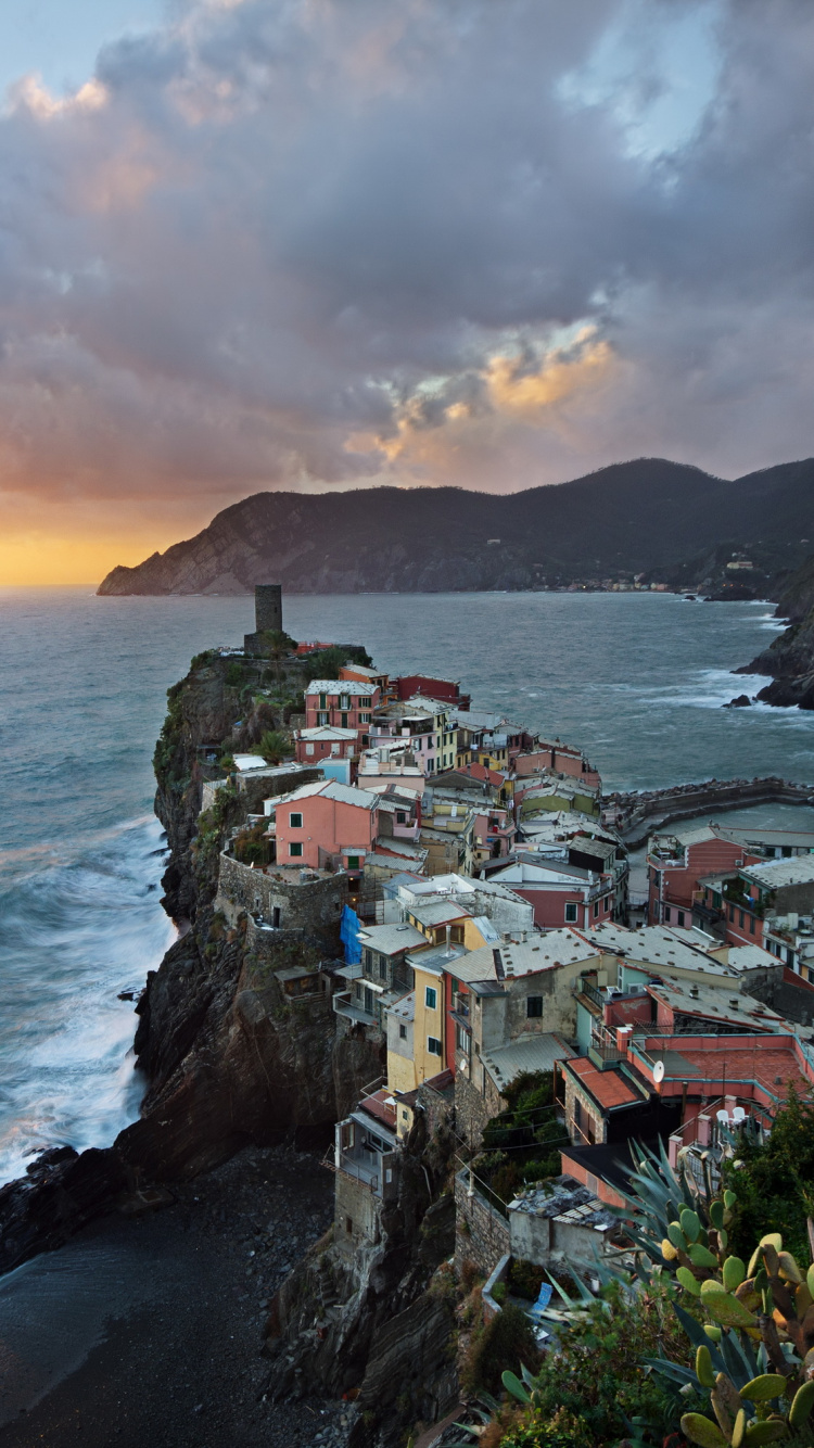 Häuser Auf Einer Klippe in Der Nähe Des Meeres Bei Sonnenuntergang. Wallpaper in 750x1334 Resolution