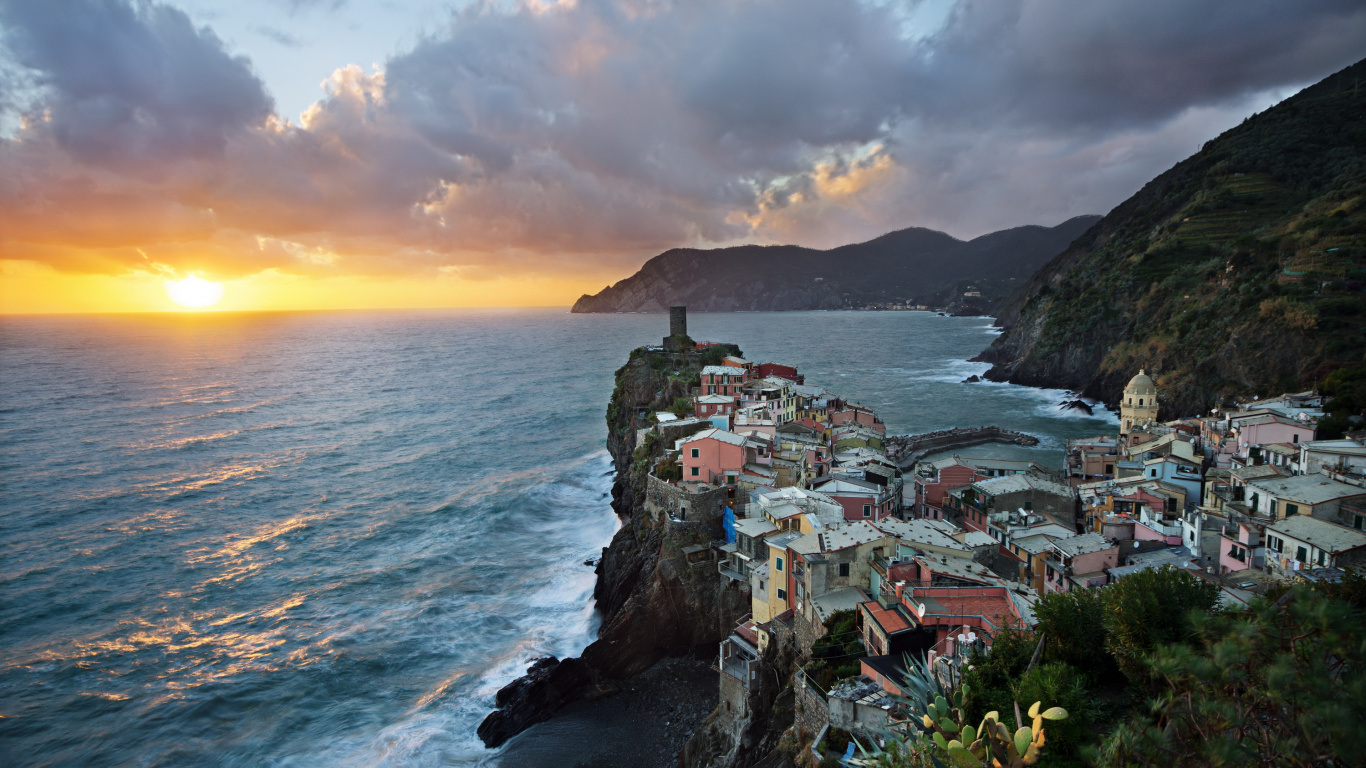 Casas en Acantilado Cerca Del Mar Durante la Puesta de Sol. Wallpaper in 1366x768 Resolution