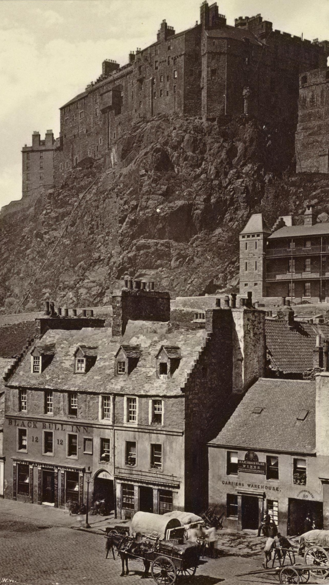 Leute, Die Tagsüber Auf Der Straße in Der Nähe Des Gebäudes Gehen. Wallpaper in 1080x1920 Resolution