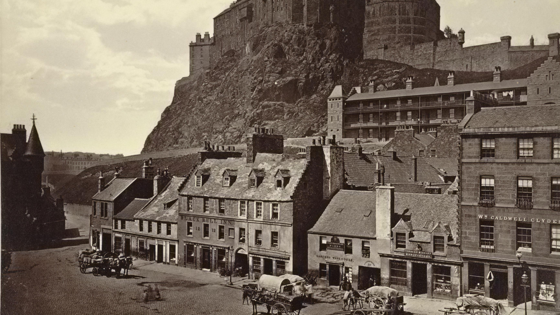 Leute, Die Tagsüber Auf Der Straße in Der Nähe Des Gebäudes Gehen. Wallpaper in 1920x1080 Resolution