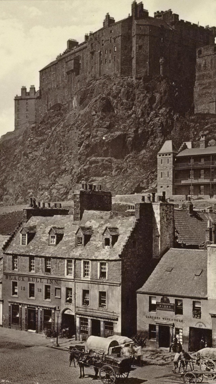 Personnes Marchant Dans la Rue Près du Bâtiment Pendant la Journée. Wallpaper in 720x1280 Resolution