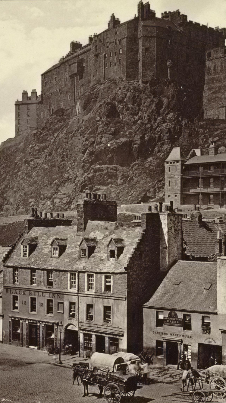 Personnes Marchant Dans la Rue Près du Bâtiment Pendant la Journée. Wallpaper in 750x1334 Resolution