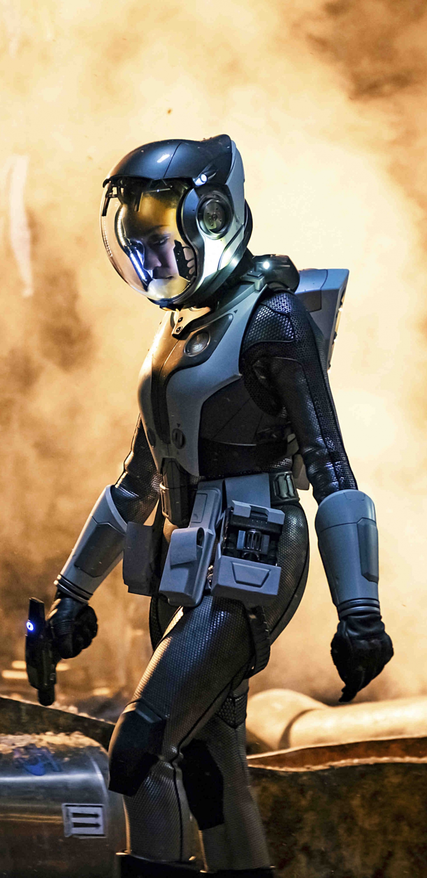 Mujer en Traje Negro y Gris Con Rifle Negro. Wallpaper in 1440x2960 Resolution