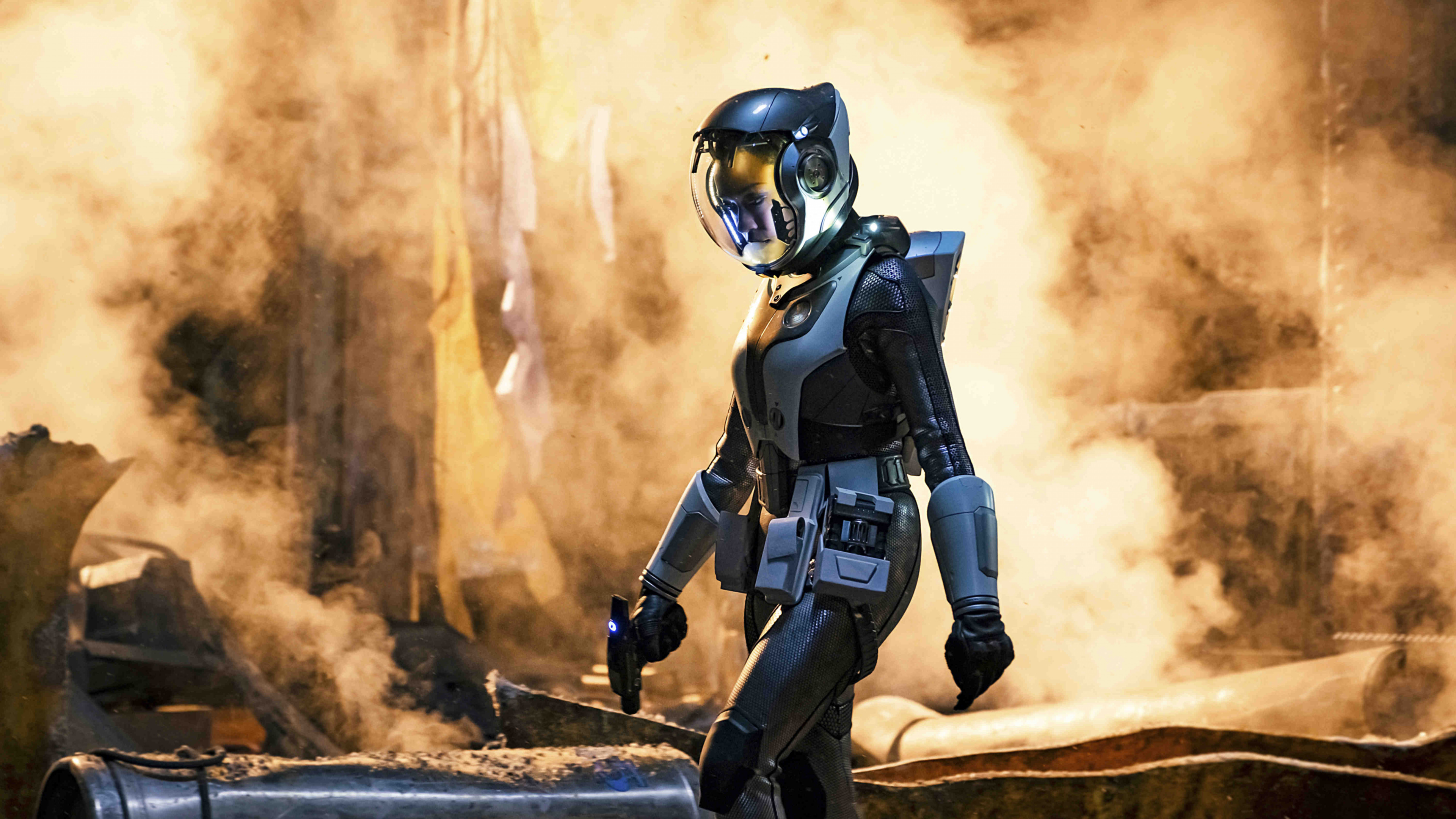 Mujer en Traje Negro y Gris Con Rifle Negro. Wallpaper in 3840x2160 Resolution