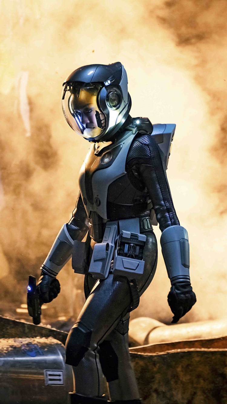 Mujer en Traje Negro y Gris Con Rifle Negro. Wallpaper in 750x1334 Resolution