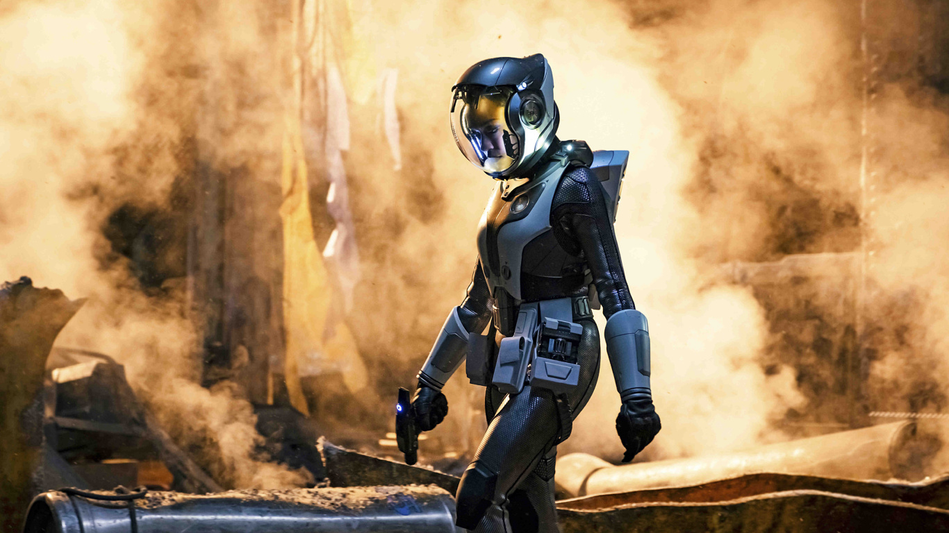 Femme en Costume Noir et Gris Tenant un Fusil Noir. Wallpaper in 1366x768 Resolution