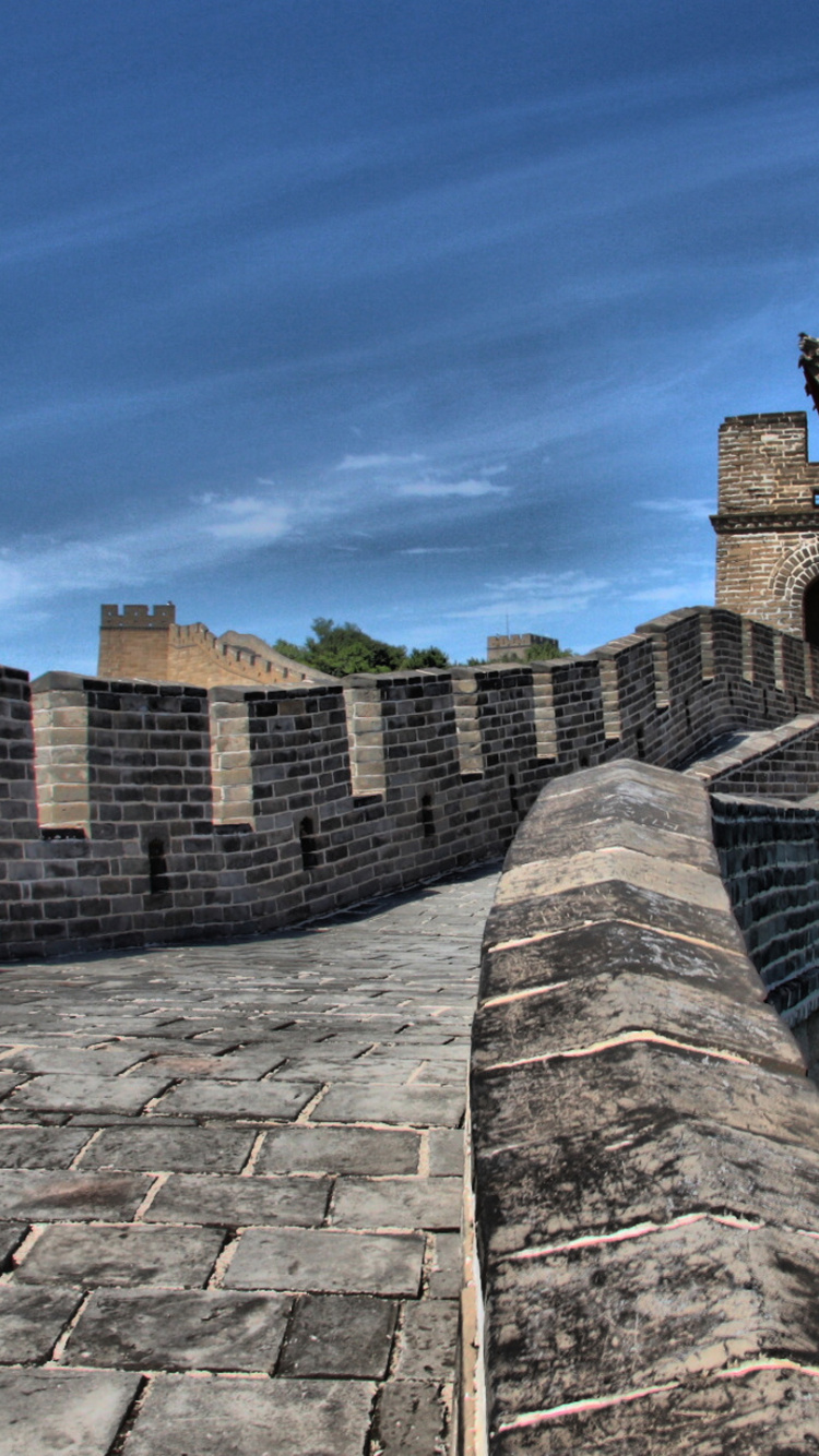 Castillo de Ladrillo Marrón Bajo un Cielo Azul. Wallpaper in 750x1334 Resolution