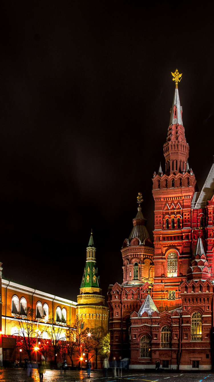 Braunes Betongebäude Während Der Nacht. Wallpaper in 750x1334 Resolution