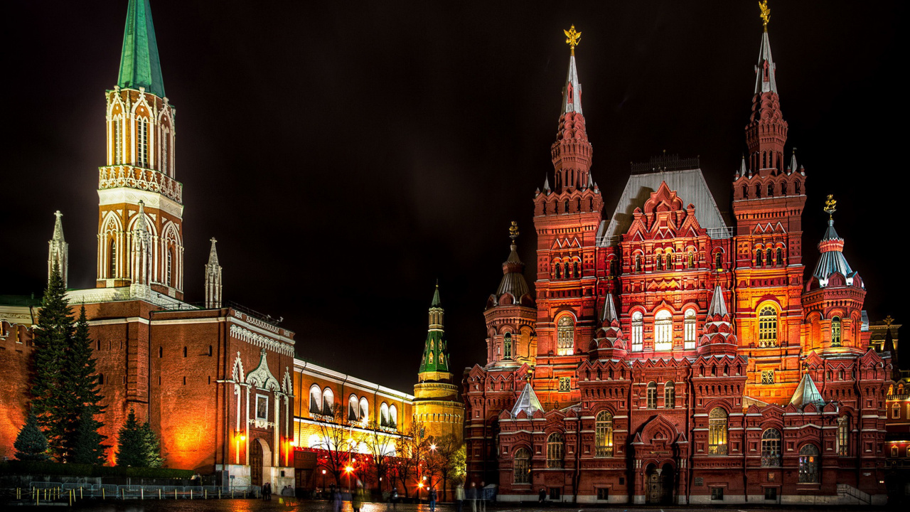 Edificio de Hormigón Marrón Durante la Noche.. Wallpaper in 1280x720 Resolution