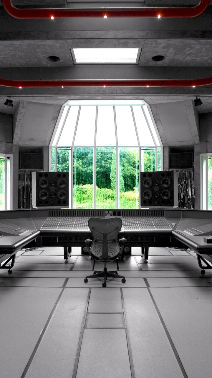 Schwarzer Tisch Mit Stühlen Auf Weißen Bodenfliesen. Wallpaper in 720x1280 Resolution