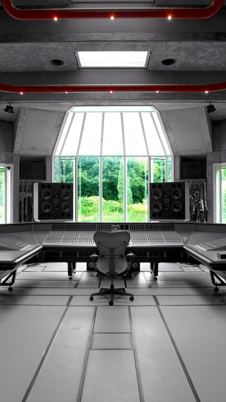 Schwarzer Tisch Mit Stühlen Auf Weißen Bodenfliesen. Wallpaper in 750x1334 Resolution