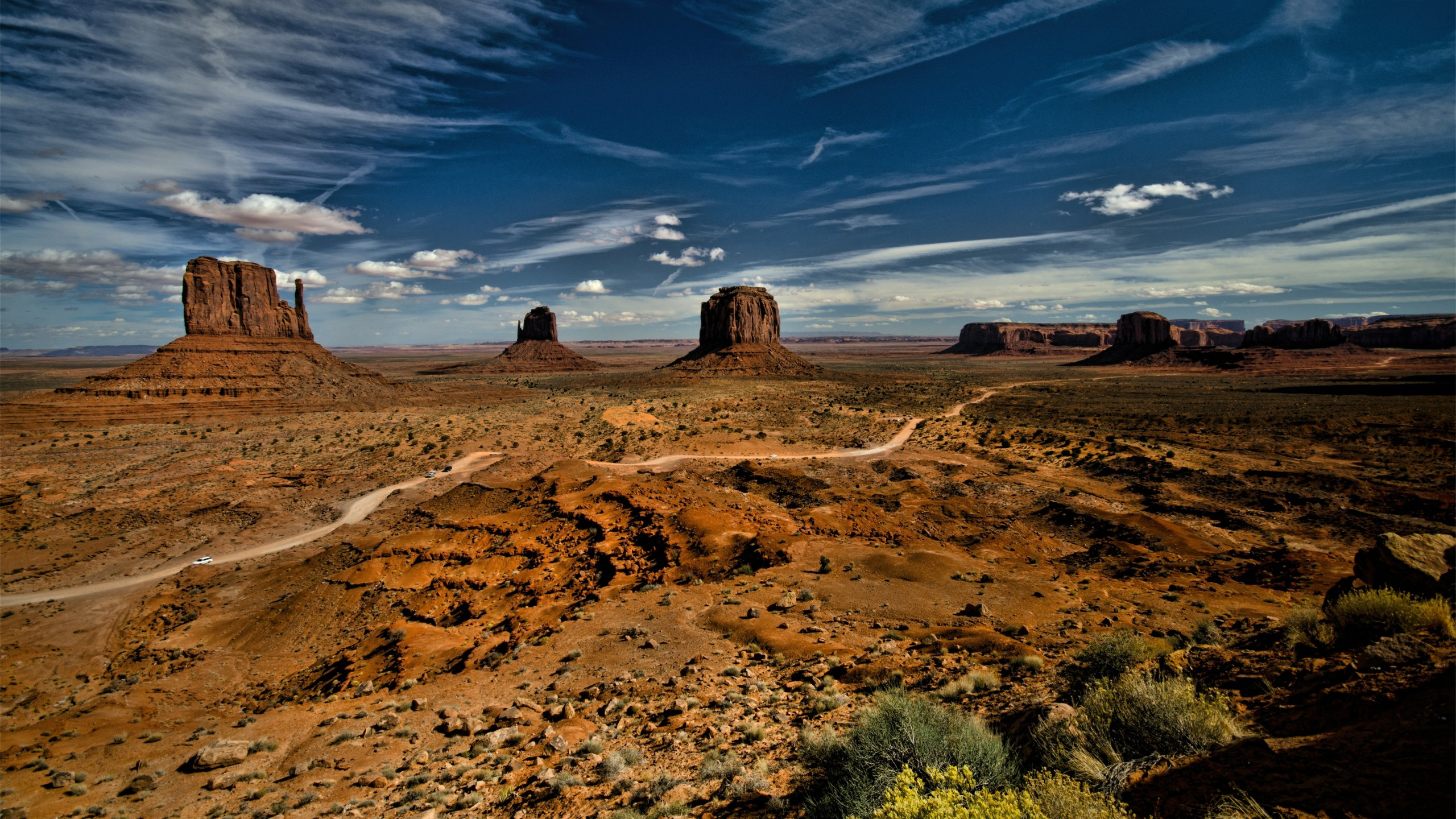 Tagsüber Brauner Sand Unter Blauem Himmel. Wallpaper in 2560x1440 Resolution
