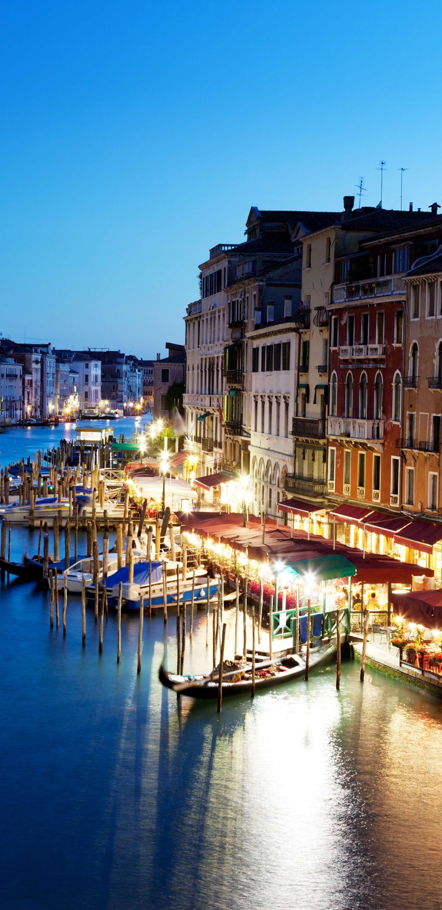 Plan D'eau Entre Les Bâtiments Pendant la Nuit. Wallpaper in 1440x2960 Resolution