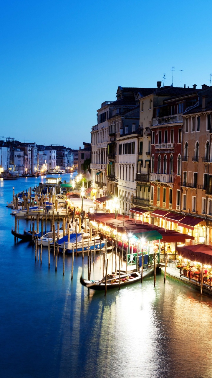 Gewässer Zwischen Gebäuden Während Der Nacht. Wallpaper in 720x1280 Resolution