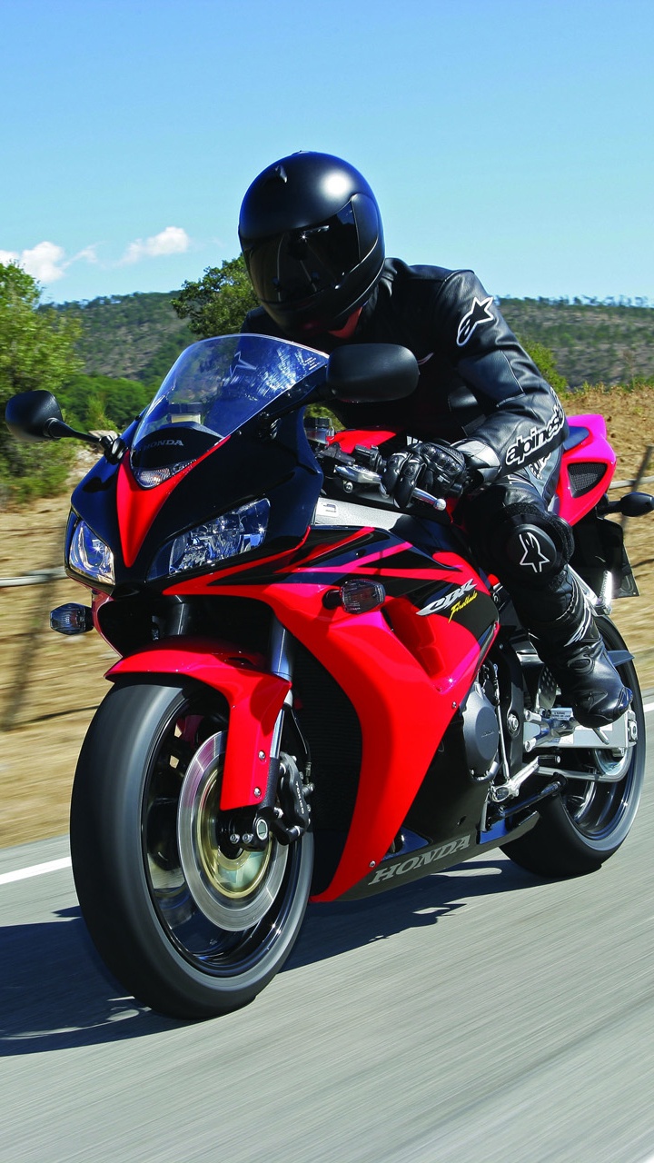 Homme en Costume de Moto Noir et Rouge à Cheval Sur un Vélo de Sport Rouge Sur la Route Pendant la Journée. Wallpaper in 720x1280 Resolution