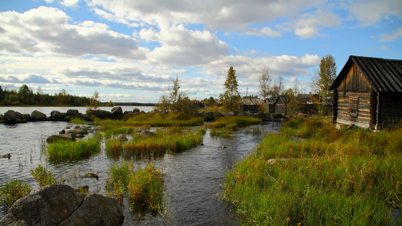 Grüne Wiese in Der Nähe Des Flusses Unter Blauem Himmel Tagsüber Sky. Wallpaper in 1280x720 Resolution