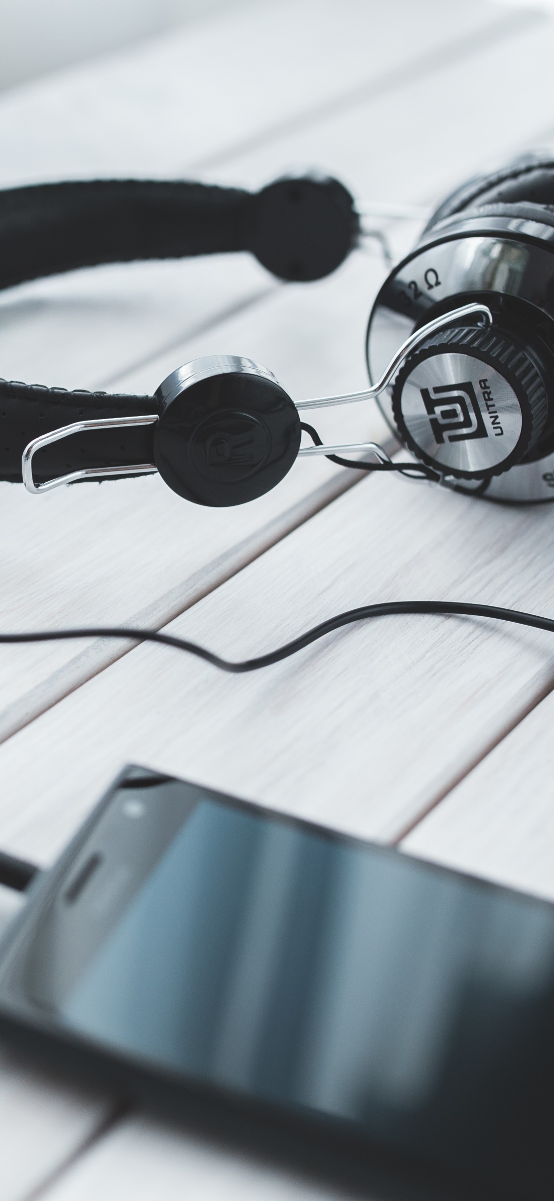 Streaming de Medios de Comunicación, Spotify, Auriculares, Gadget, Equipo de Audio. Wallpaper in 1125x2436 Resolution