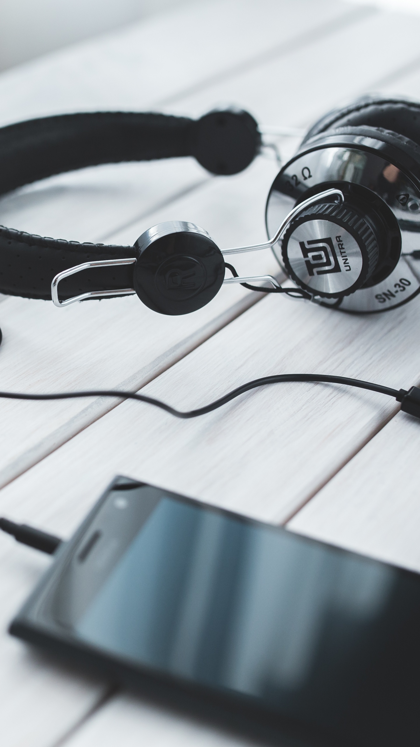 Streaming de Medios de Comunicación, Spotify, Auriculares, Gadget, Equipo de Audio. Wallpaper in 1440x2560 Resolution