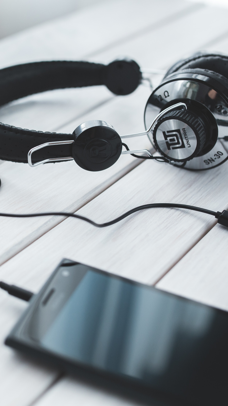 Streaming de Medios de Comunicación, Spotify, Auriculares, Gadget, Equipo de Audio. Wallpaper in 750x1334 Resolution