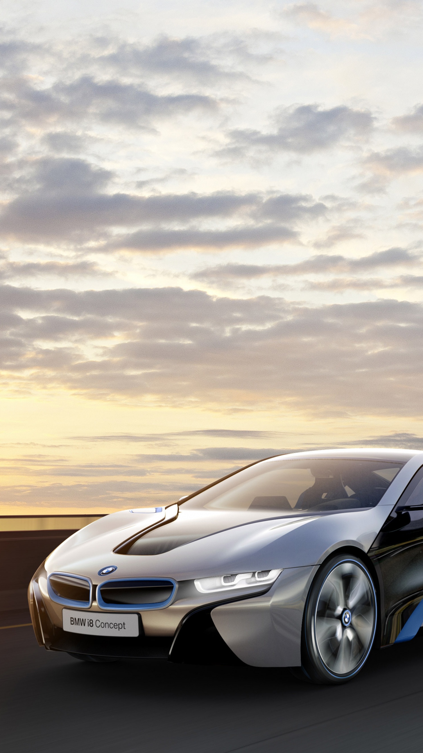 Silberner Porsche 911 Unterwegs Bei Sonnenuntergang. Wallpaper in 1440x2560 Resolution