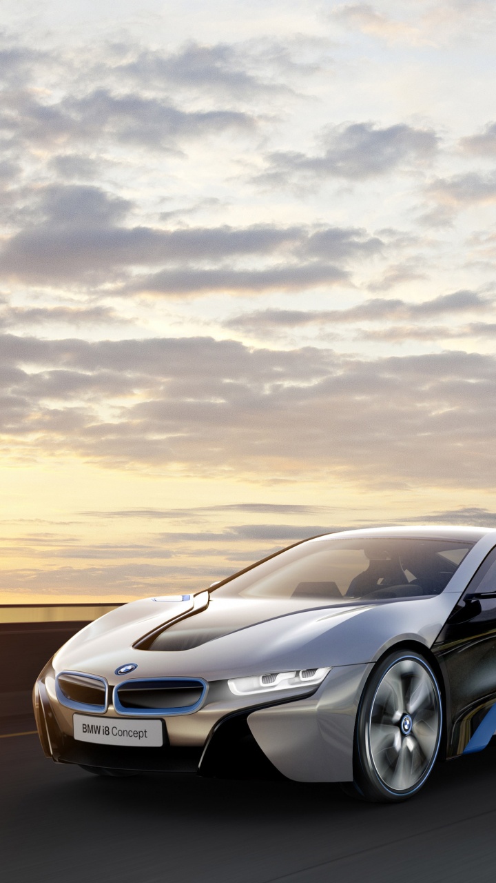 Silberner Porsche 911 Unterwegs Bei Sonnenuntergang. Wallpaper in 720x1280 Resolution