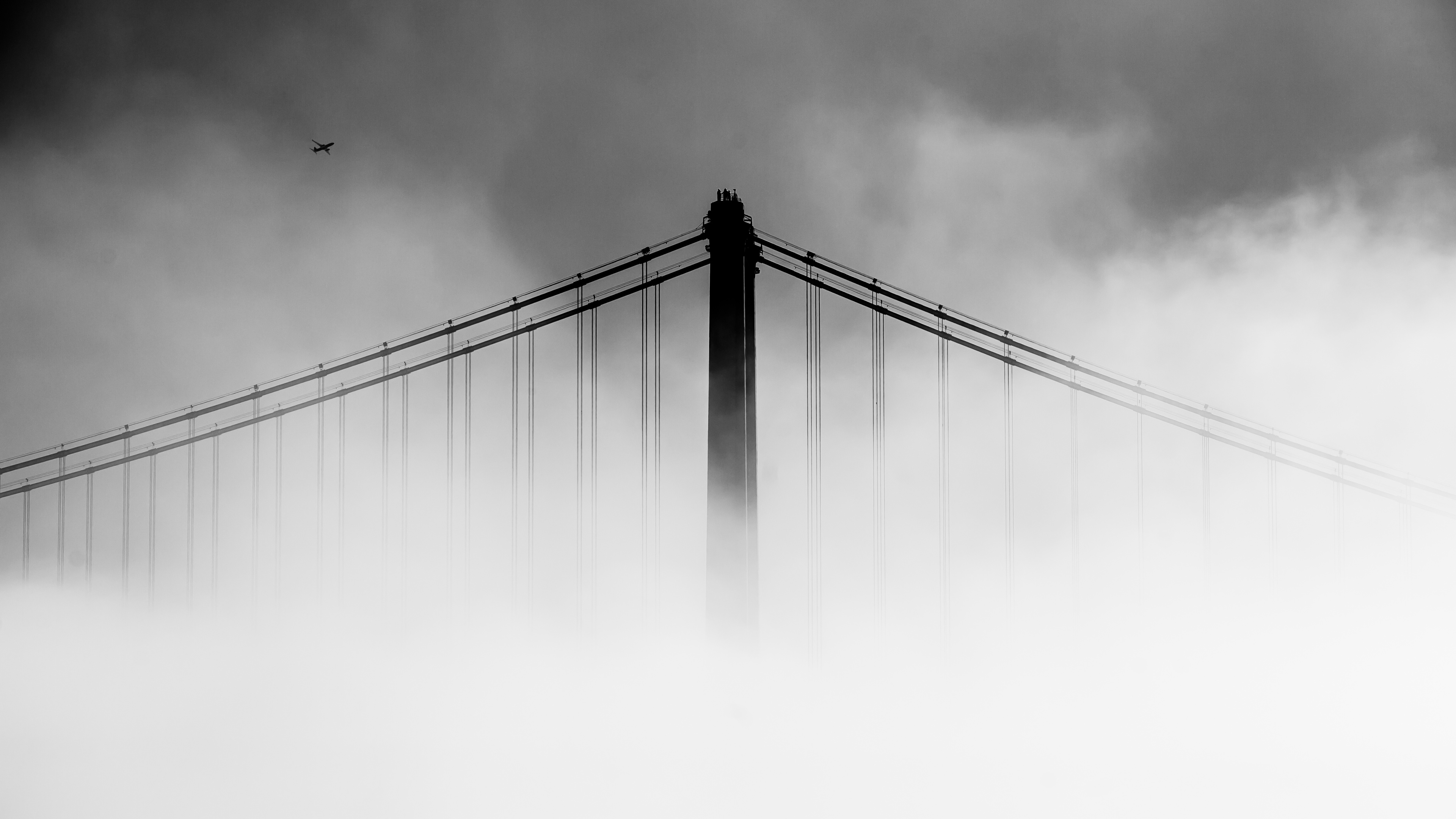 Foto en Escala de Grises Del Puente Bajo el Cielo Nublado. Wallpaper in 3840x2160 Resolution