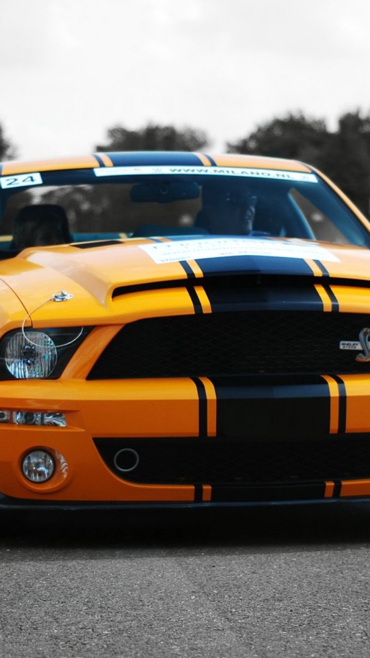 Gelber Und Schwarzer Chevrolet Camaro. Wallpaper in 720x1280 Resolution