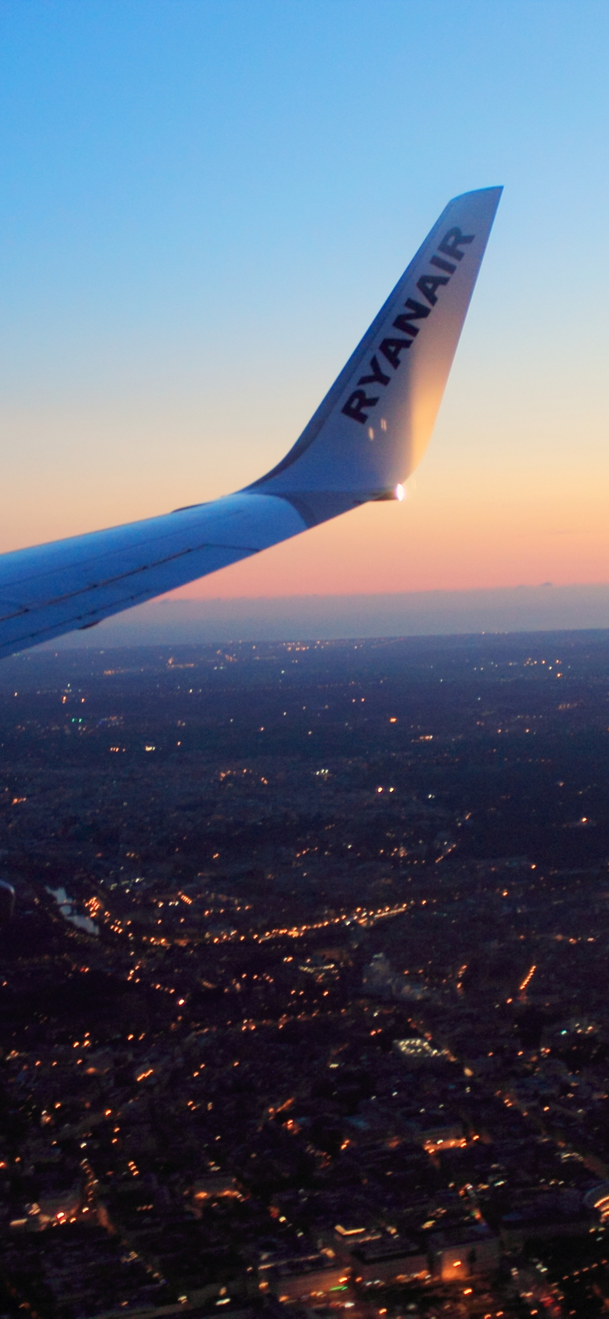 Weißer Flugzeugflügel Tagsüber. Wallpaper in 1242x2688 Resolution