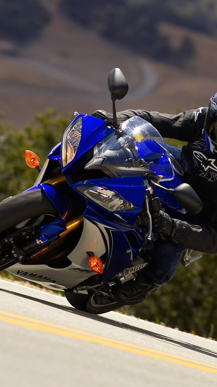 Hombre en Traje de Motocicleta Negro y Azul Montando en Bicicleta Deportiva Negra en la Carretera Durante el Día. Wallpaper in 750x1334 Resolution