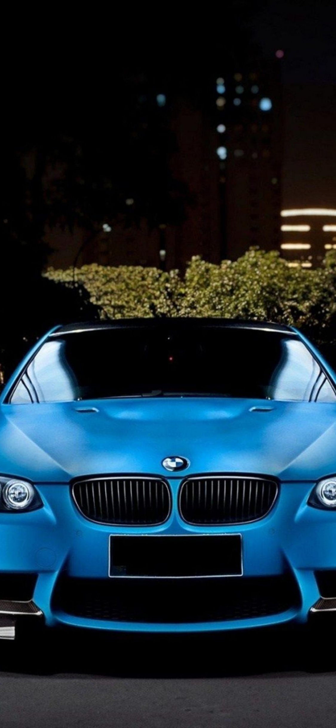 Blauer Bmw m 3 Parkte Nachts Auf Dem Bürgersteig. Wallpaper in 1125x2436 Resolution