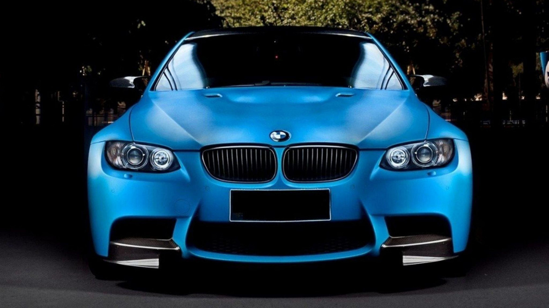 Blauer Bmw m 3 Parkte Nachts Auf Dem Bürgersteig. Wallpaper in 1920x1080 Resolution