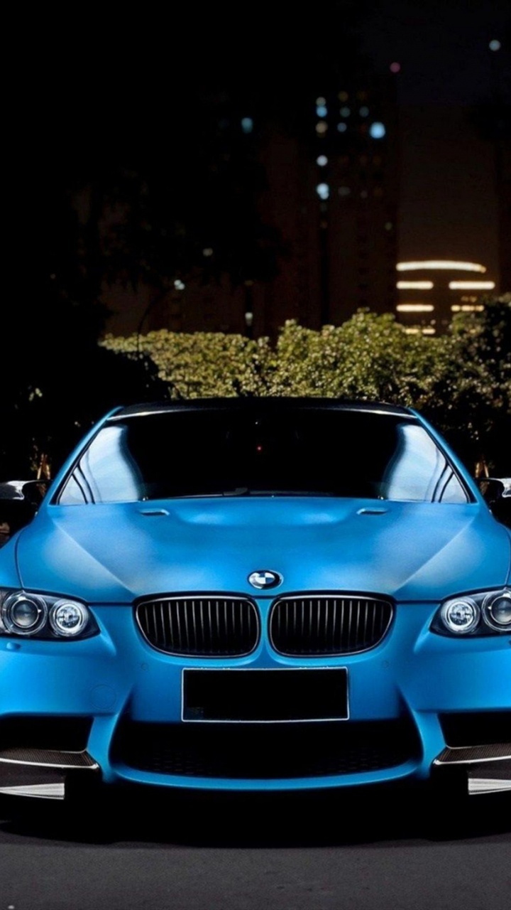 Blauer Bmw m 3 Parkte Nachts Auf Dem Bürgersteig. Wallpaper in 720x1280 Resolution