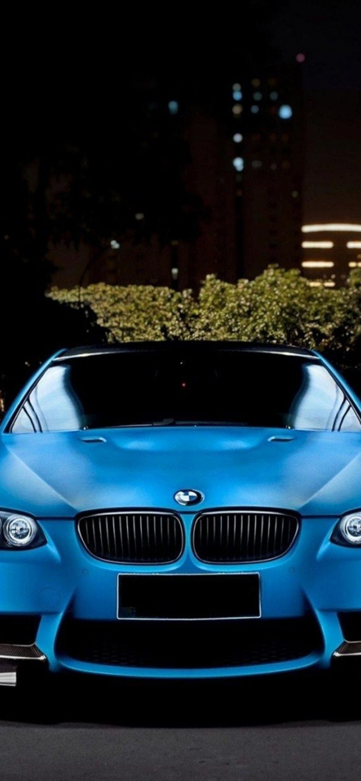 Bmw m 3 Bleu Garé Sur le Trottoir Pendant la Nuit. Wallpaper in 1242x2688 Resolution