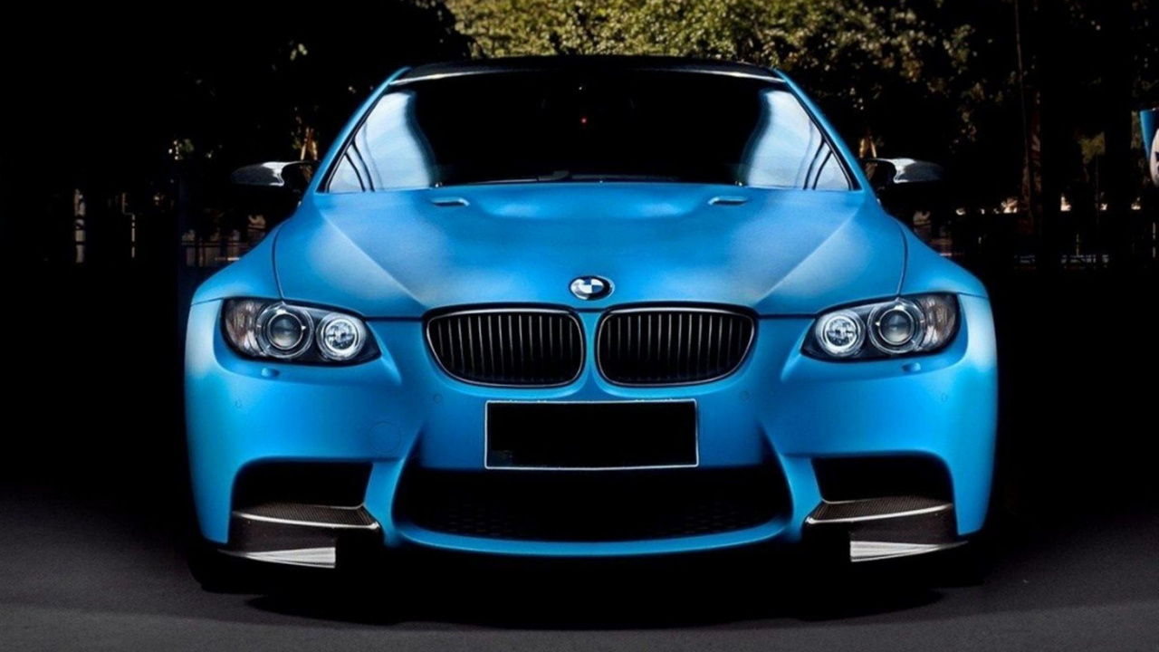 Azul BMW M 3 Estacionado en la Acera Durante la Noche. Wallpaper in 1280x720 Resolution