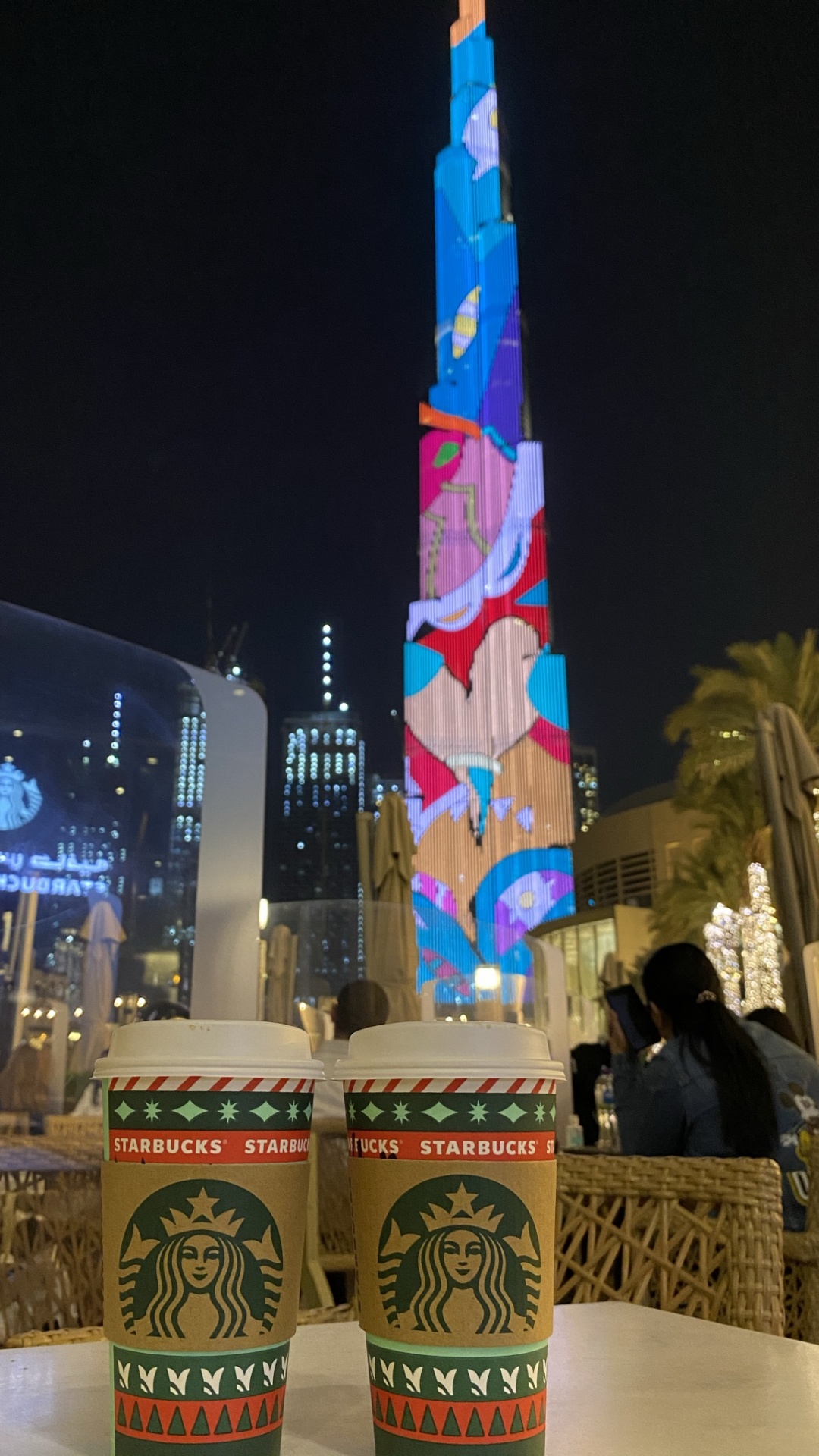 Dubai, Burj Khalifa, Starbucks Logo 2011, Nacht, Tower. Wallpaper in 1080x1920 Resolution