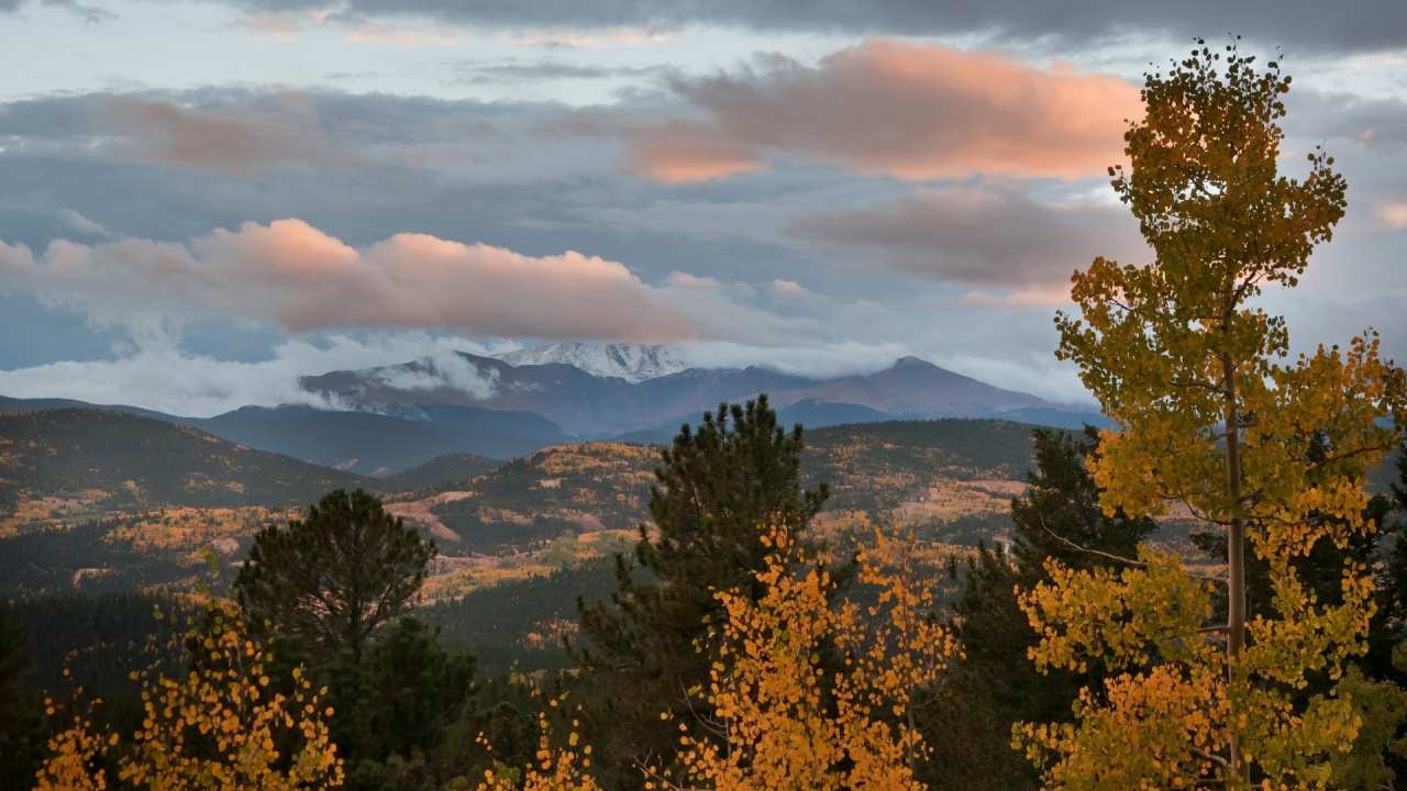 Green Trees Near Mountains Under White Clouds During Daytime. Wallpaper in 1280x720 Resolution